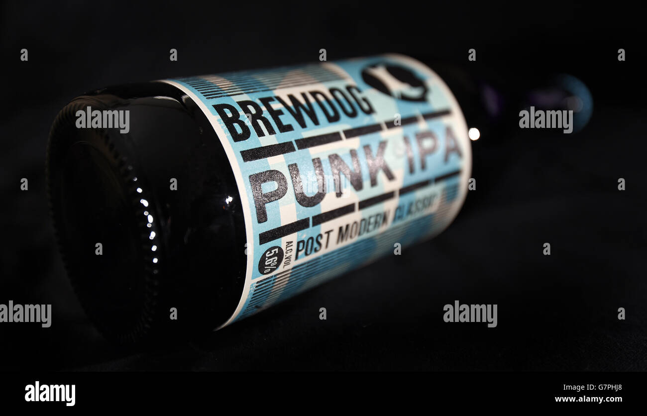 Une bouteille de Punk IPA de Brewdog, comme la compagnie de bière artisanale doit se développer avec la création de 130 emplois. Banque D'Images