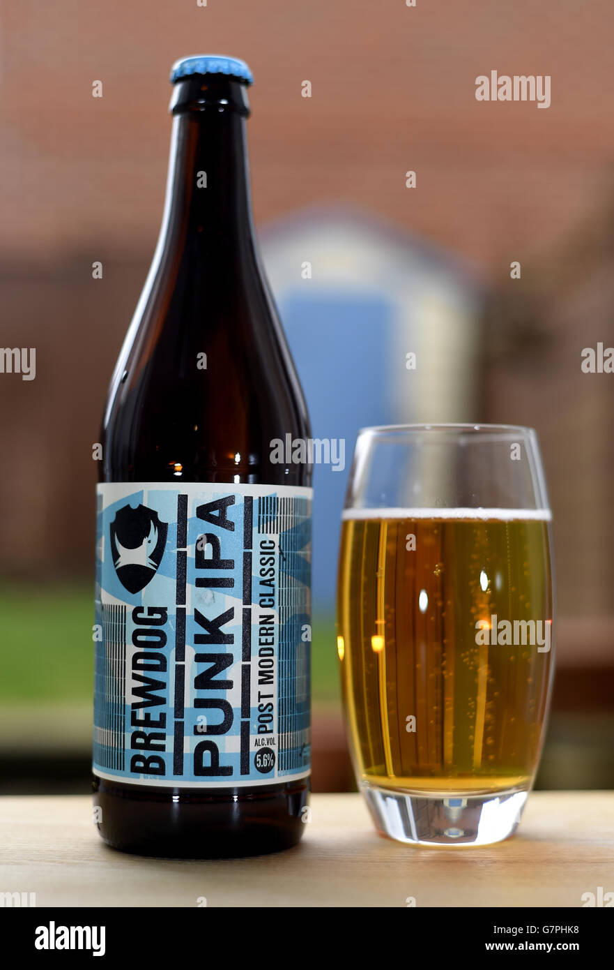 Une bouteille et un verre de Punk IPA par Brewdog, comme la compagnie de bière artisanale doit se développer avec la création de 130 emplois. Banque D'Images