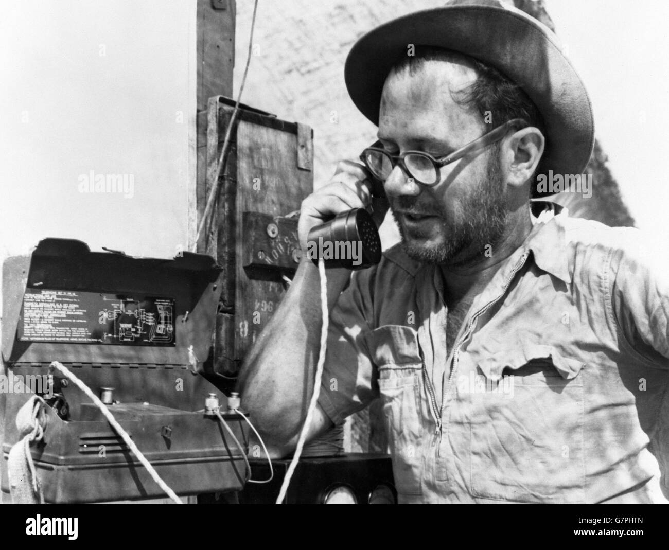 William Mangini, un scientifique de Perth âgé de 33 ans, parle par téléphone du poste d'observation au camp de base.Le poste d'observation se trouve à Rough Range, à 55 kilomètres du centre du site atomique des îles de Monte Bello, au large de l'Australie, où la première arme atomique britannique a été testée. Banque D'Images