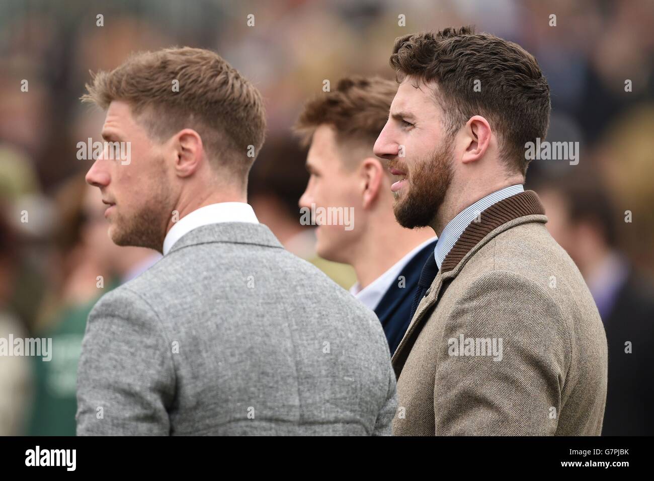 Les joueurs de rugby du pays de Galles Rhys Priestland (à gauche), Jonathan Davies (au centre) et Alex Cuthbert (à droite) et Jonathan Davies (à gauche) à l'occasion de la Ladies Day au Cheltenham Festival à l'hippodrome de Cheltenham. Banque D'Images