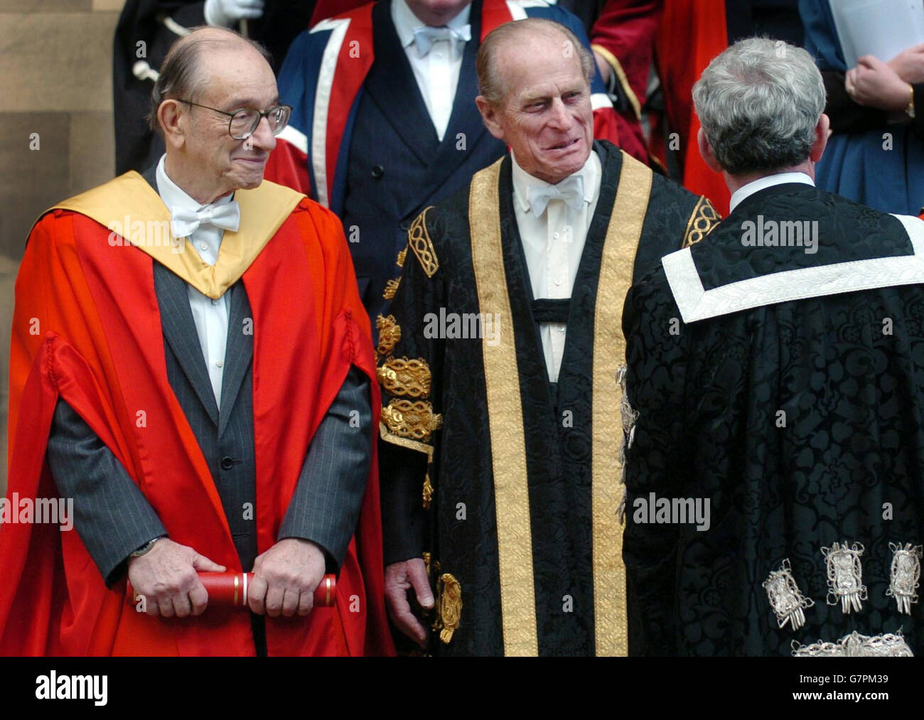 Le duc d'Édimbourg est accompagné du Dr Alan Greenspan (à gauche), président de la Réserve fédérale américaine qui a reçu le diplôme . Banque D'Images