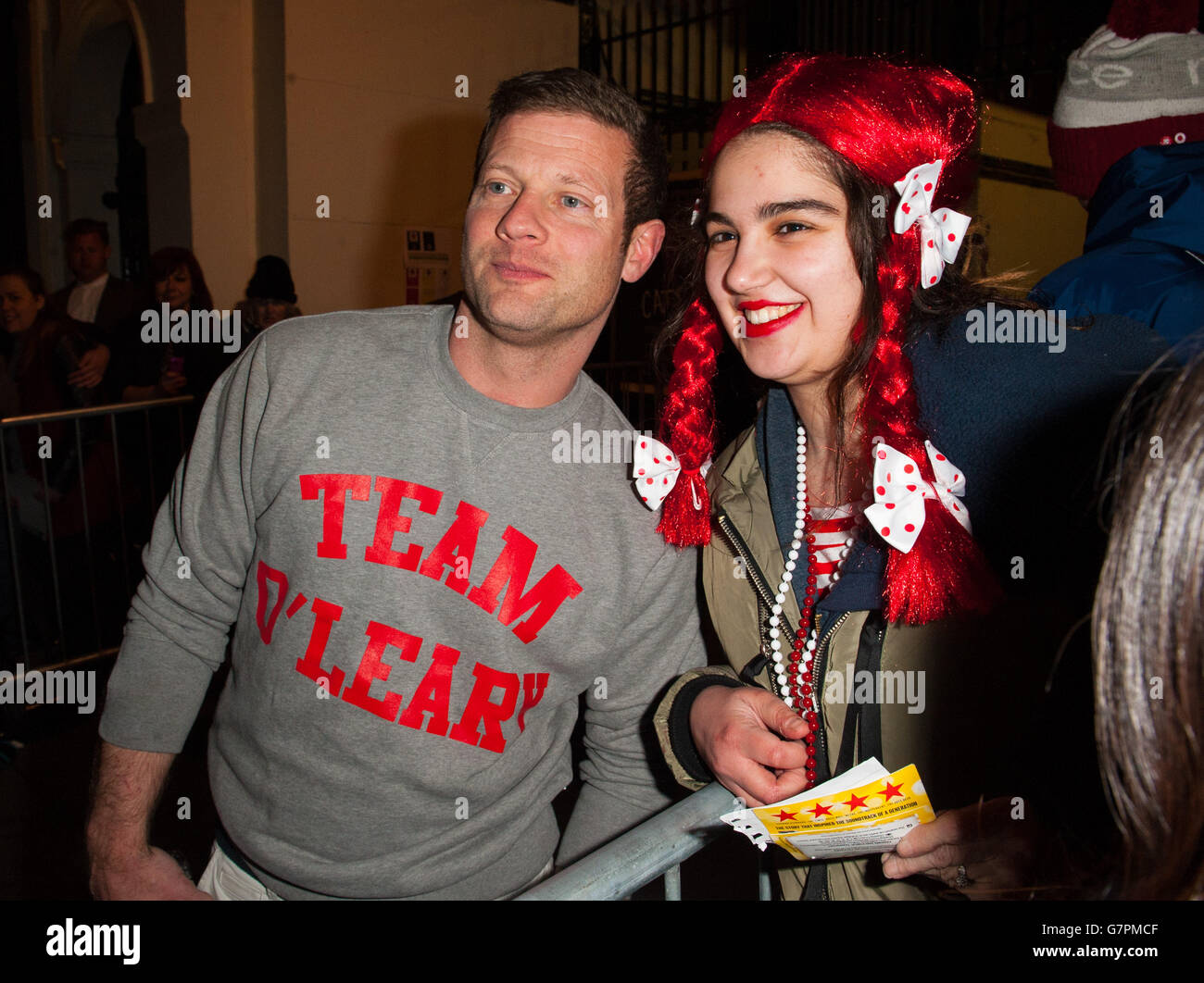 Dermot O'Leary pose pour des photos avec des fans en dehors de la diffusion en direct de Comic relief Red Nose Day 2015 au Palladium de Londres. Banque D'Images