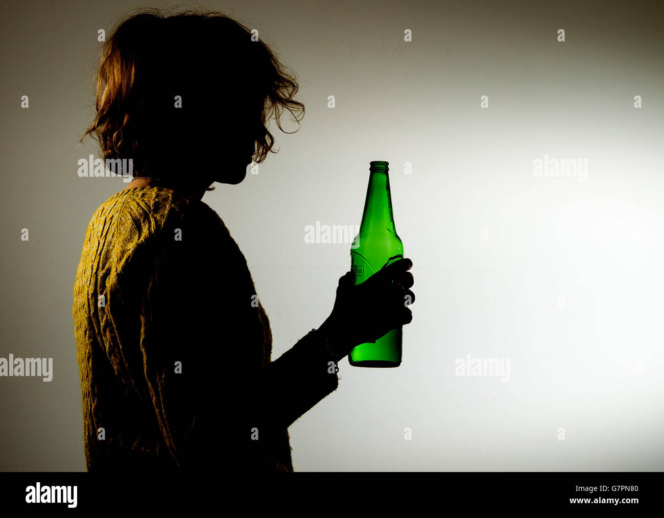 Une femme qui boit de l'alcool Photo Stock - Alamy