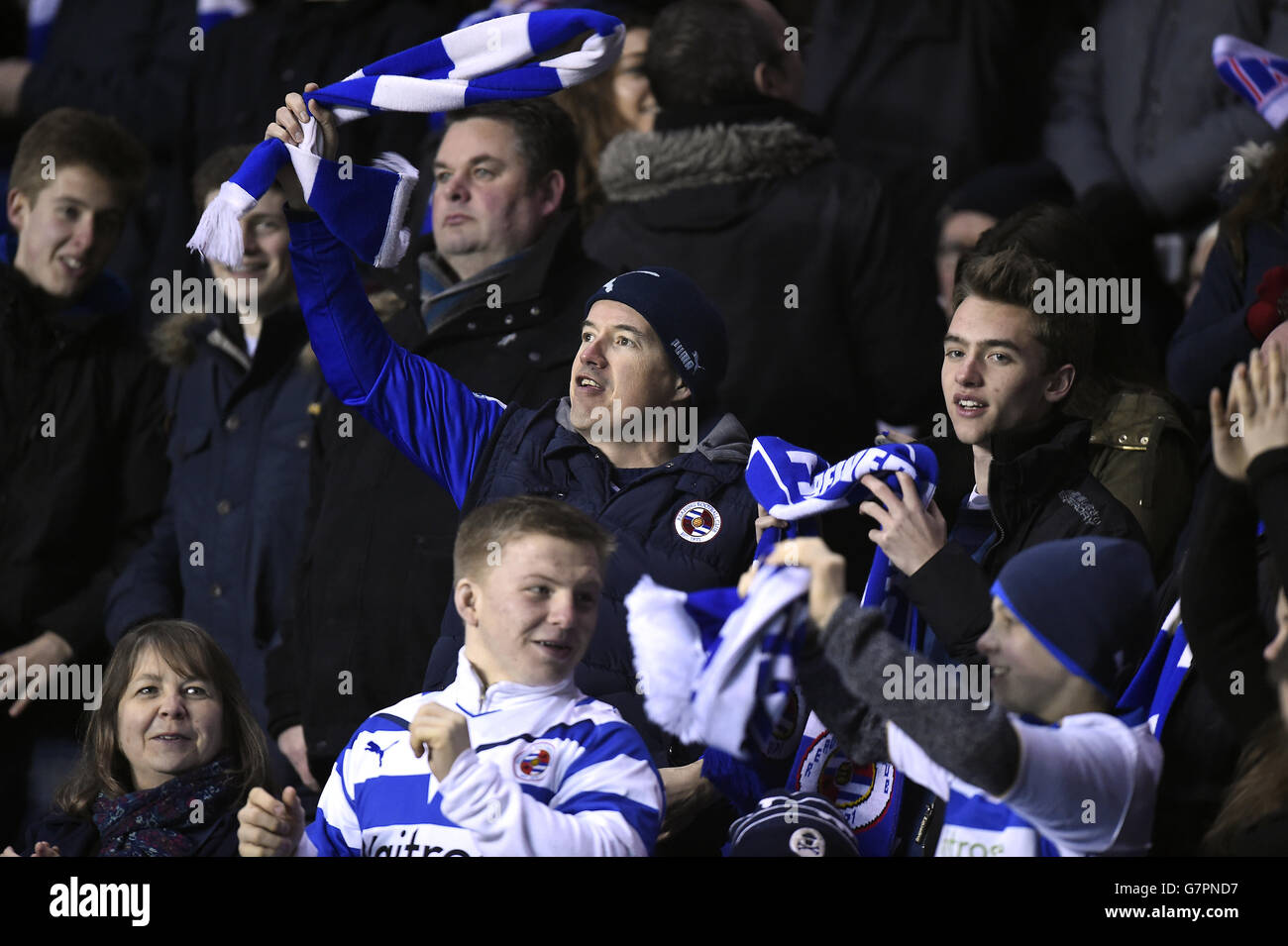 Football - FA Cup - quart de finale - Replay - Reading v Bradford City - Madejski Stadium. Fans de lecture dans les stands du Madejski Stadium Banque D'Images