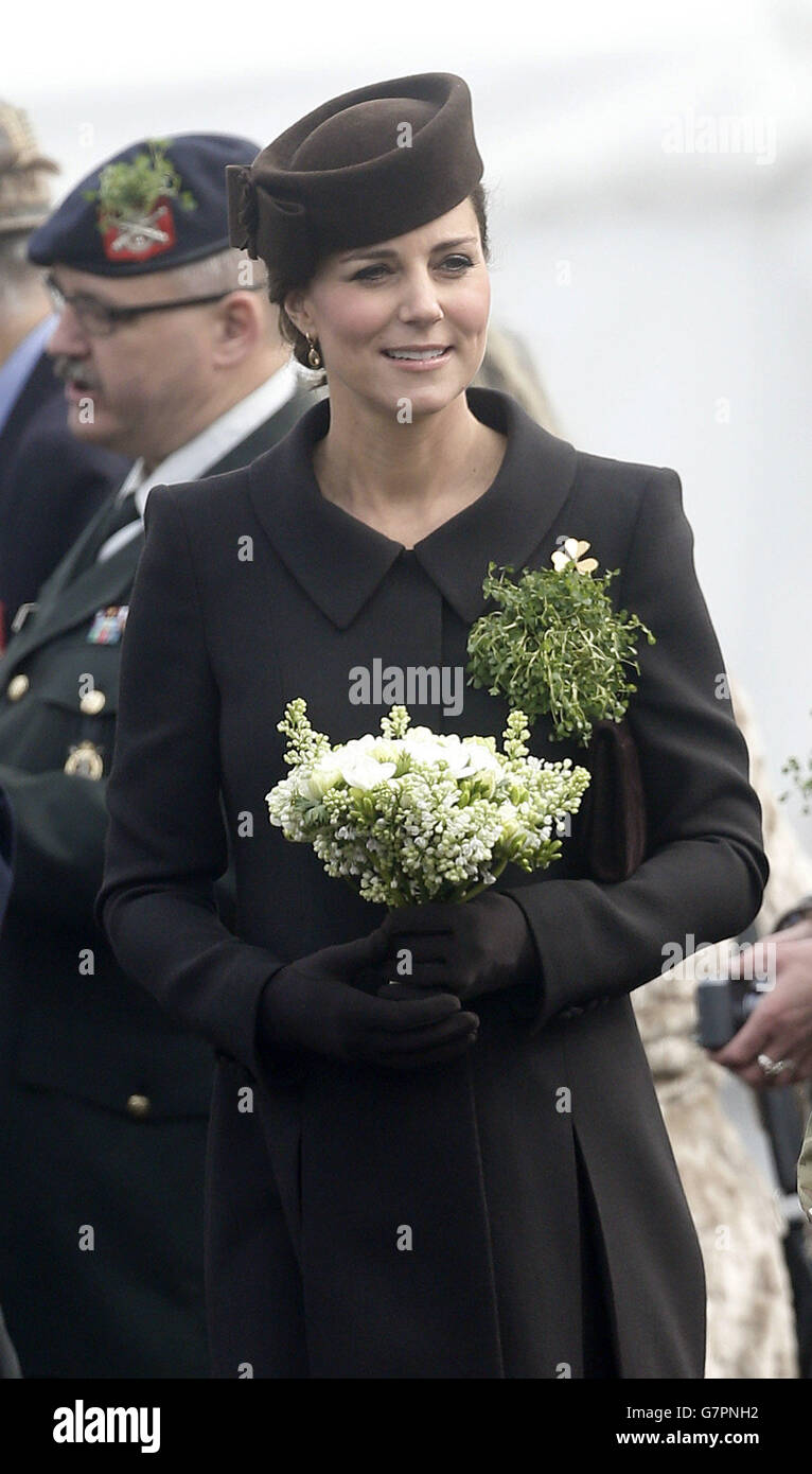 La duchesse de Cambridge rencontre des anciens combattants et des cadets lors d'une visite aux gardes irlandais du 1er Bataillon à la parade de la Saint-Patrick à la caserne de Mons, Aldershot, Hampshire, pour marquer aujourd'hui la Saint-Patrick. Banque D'Images