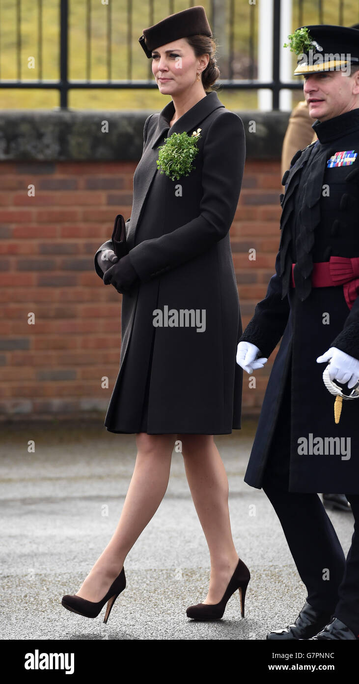 La duchesse de Cambridge lors d'une visite à la caserne de Mons à Aldershot, dans le Hampshire, alors que le régiment de la Garde irlandaise marque la St Patrick. Banque D'Images