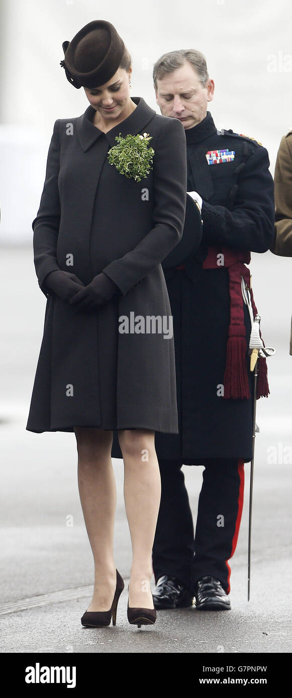 La duchesse de Cambridge lors d'une visite des gardes irlandais du 1er Bataillon à la parade de la Saint-Patrick à la caserne de Mons, Aldershot, Hampshire, pour marquer aujourd'hui la Saint-Patrick. Banque D'Images