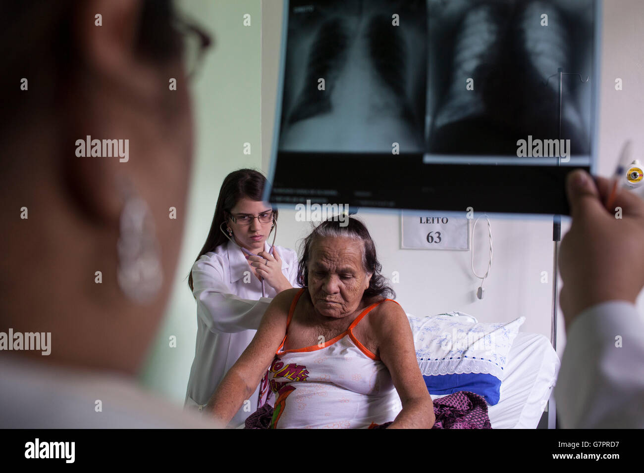 La femme que l'on s'occupe de la malaria à Fundacao de Medicina Tropical do  Amazonas ( Amazon Tropical Medicine Foundation ), ville de Manaus, Brésil -  Le paludisme est une maladie infectieuse