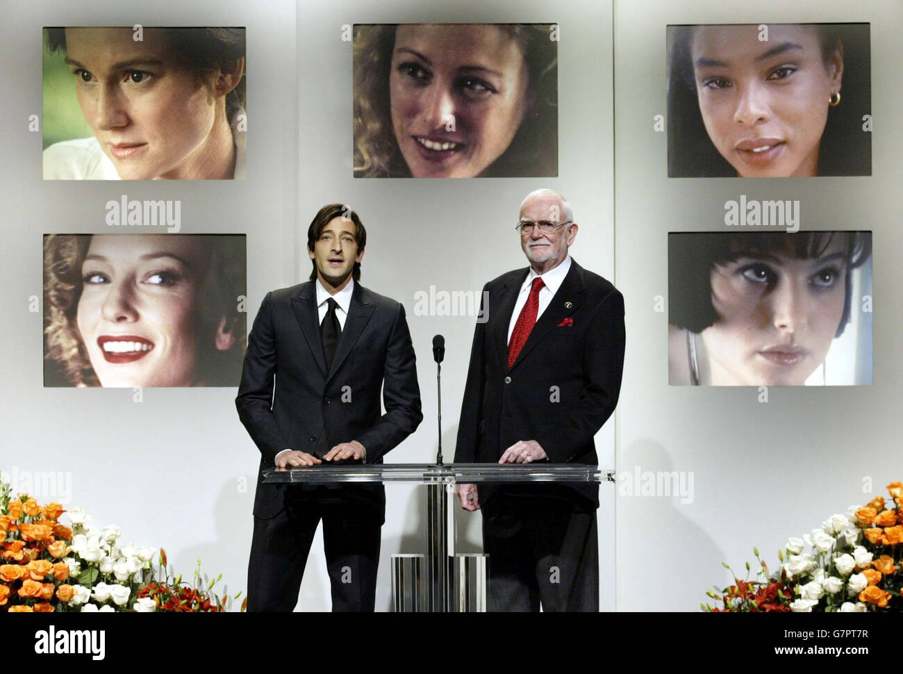 L'acteur Adrien Brody (à gauche) et le président de l'Académie des arts et des sciences de Motion Pictures Frank Pierson annoncent la meilleure actrice de soutien. Banque D'Images