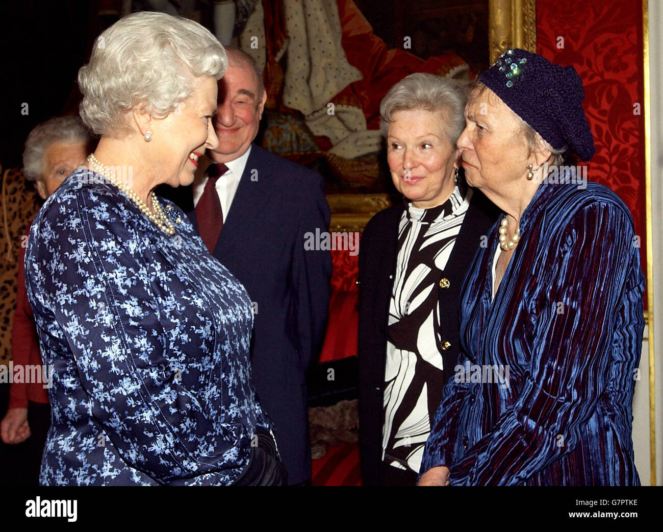 La reine Elizabeth II parle au plus ancien suvivor de l'Holocauste de Grande-Bretagne, Lena Lakomy, âgée de 82 ans, lors d'une réception au Palais Saint-James en l'honneur d'un jour commémoratif de l'Holocauste. Banque D'Images
