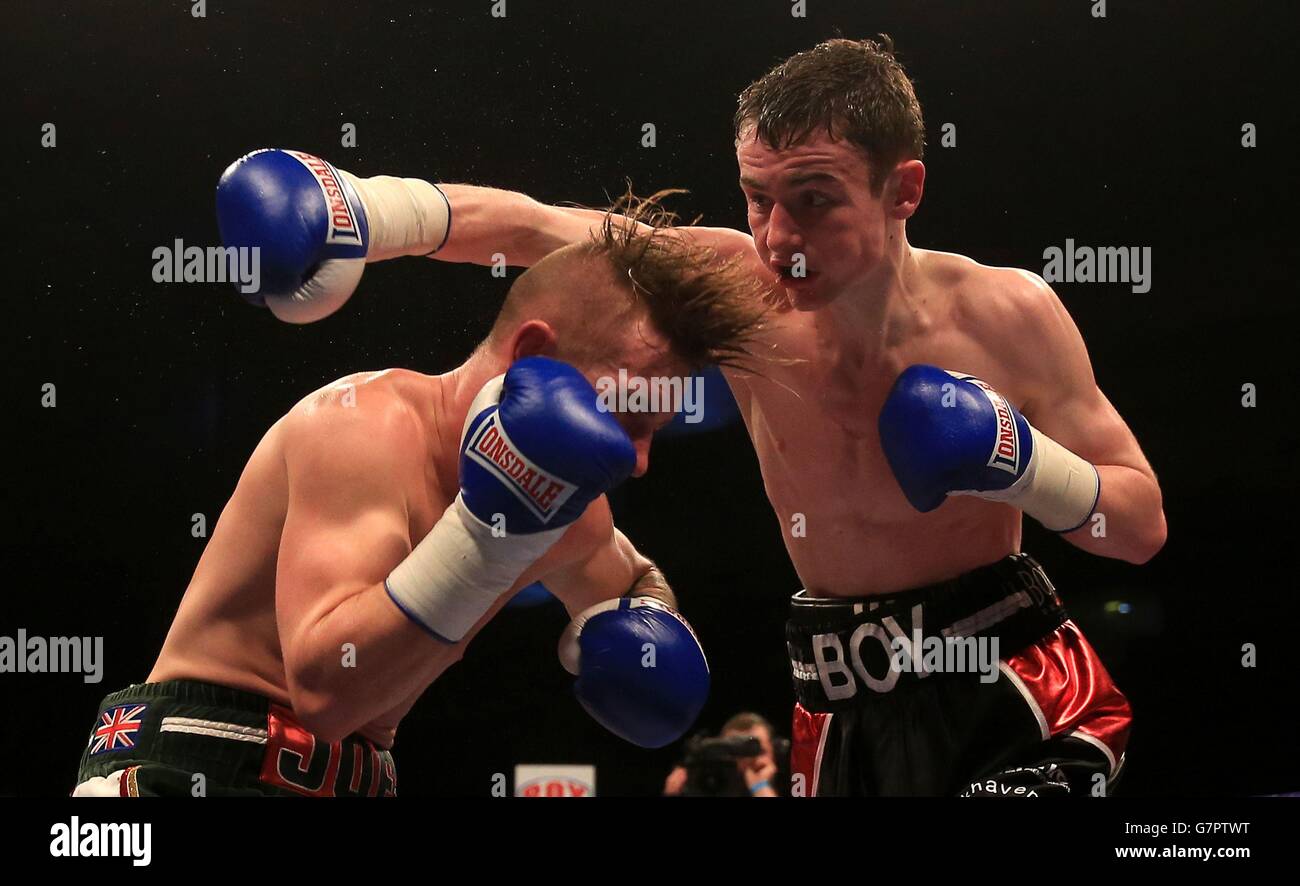 Boy Jones Jr (à droite) en action contre Joe Beedon lors de leur combat Super-Featherweight à l'O2 Arena, Londres. Banque D'Images