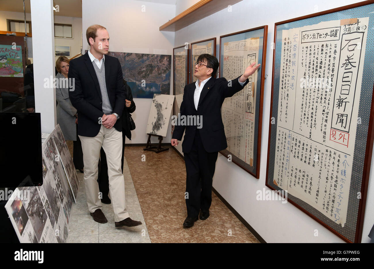 Le duc de Cambridge est présenté des pages de journaux manuscrites produites lors du tsunami de mars 2011 au bureau local de journaux Ishinomaki à Ishinomaki, au Japon. Banque D'Images