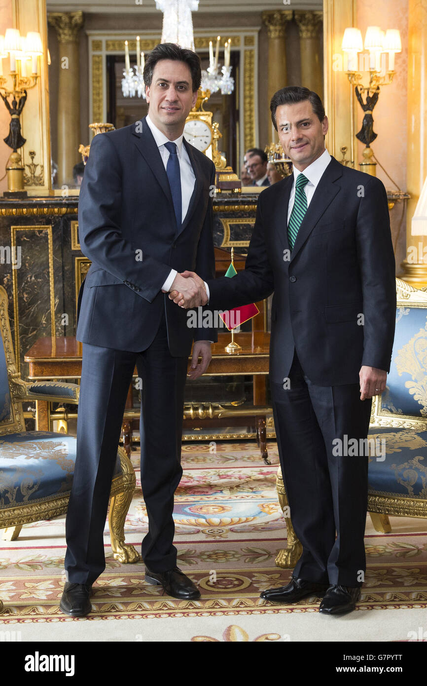 Le président mexicain Enrique Pena Nieto (à droite) rencontre avec le chef travailliste Ed Miliband au palais de Buckingham, à Londres. Banque D'Images