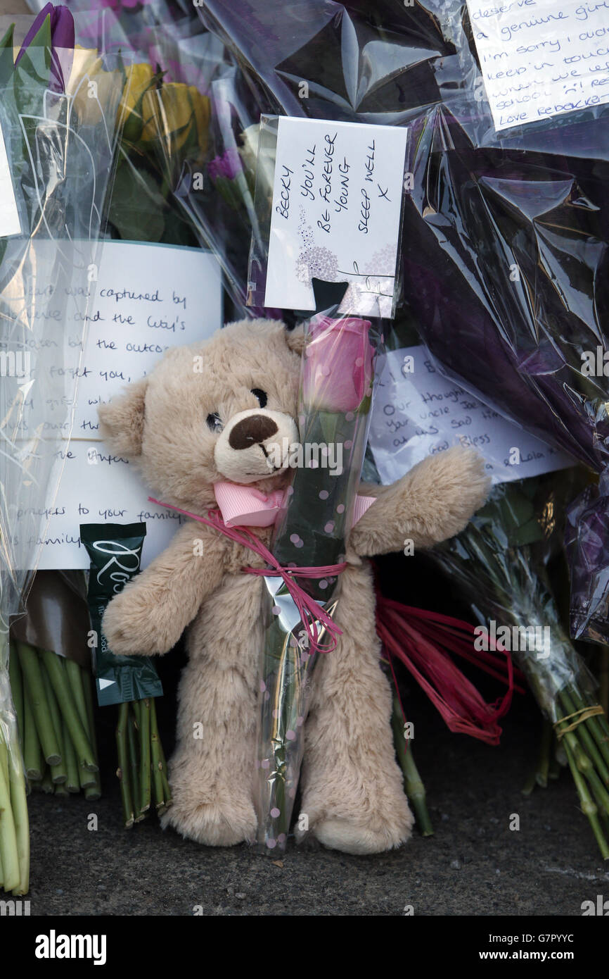 Les hommages floraux sont laissés à l'extérieur de la maison de l'adolescente Rebecca Watts tandis que les médecins de police travaillent à l'intérieur de la maison familiale de Crown Hill, alors que sept personnes restent en détention dans le cadre de l'enquête sur sa disparition après la découverte de parties du corps hier. Banque D'Images