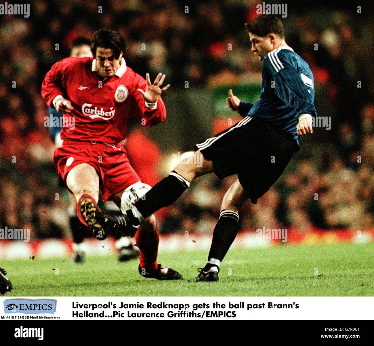 Football - UEFA Cup Winners Quarter final ECWC - Liverpool v SK Brann.Jamie Redknapp de Liverpool a passé le bal au-delà de l'Helland de Brann Banque D'Images