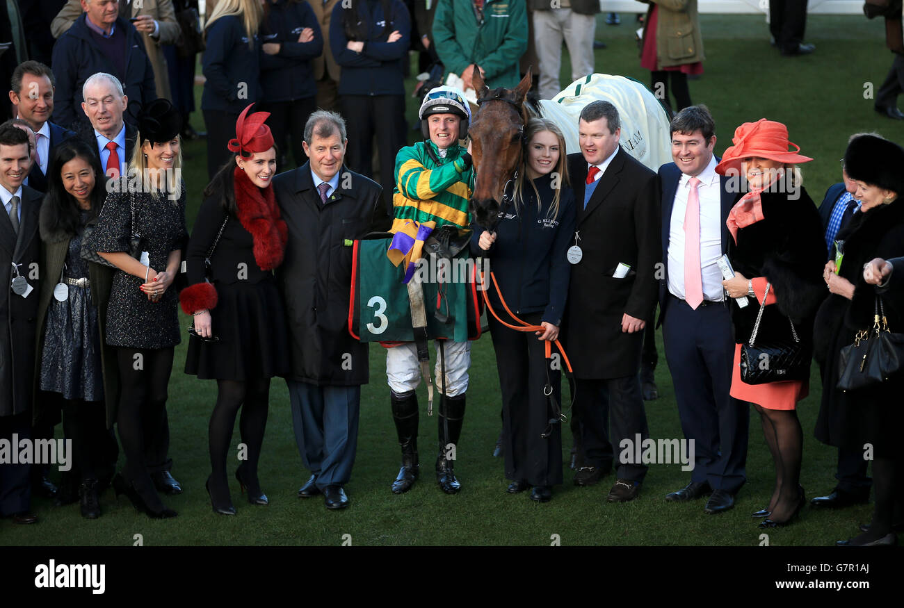 John Codd (au centre) célèbre la victoire de la chasse nationale Toby Balding Chase on cause of causes avec le propriétaire John P McManus (au centre à gauche) et sa fille Sue Anne McManus (quatrième à gauche), pendant la journée Champion Day pendant le Cheltenham Festival à Cheltenham Racecourse. Banque D'Images