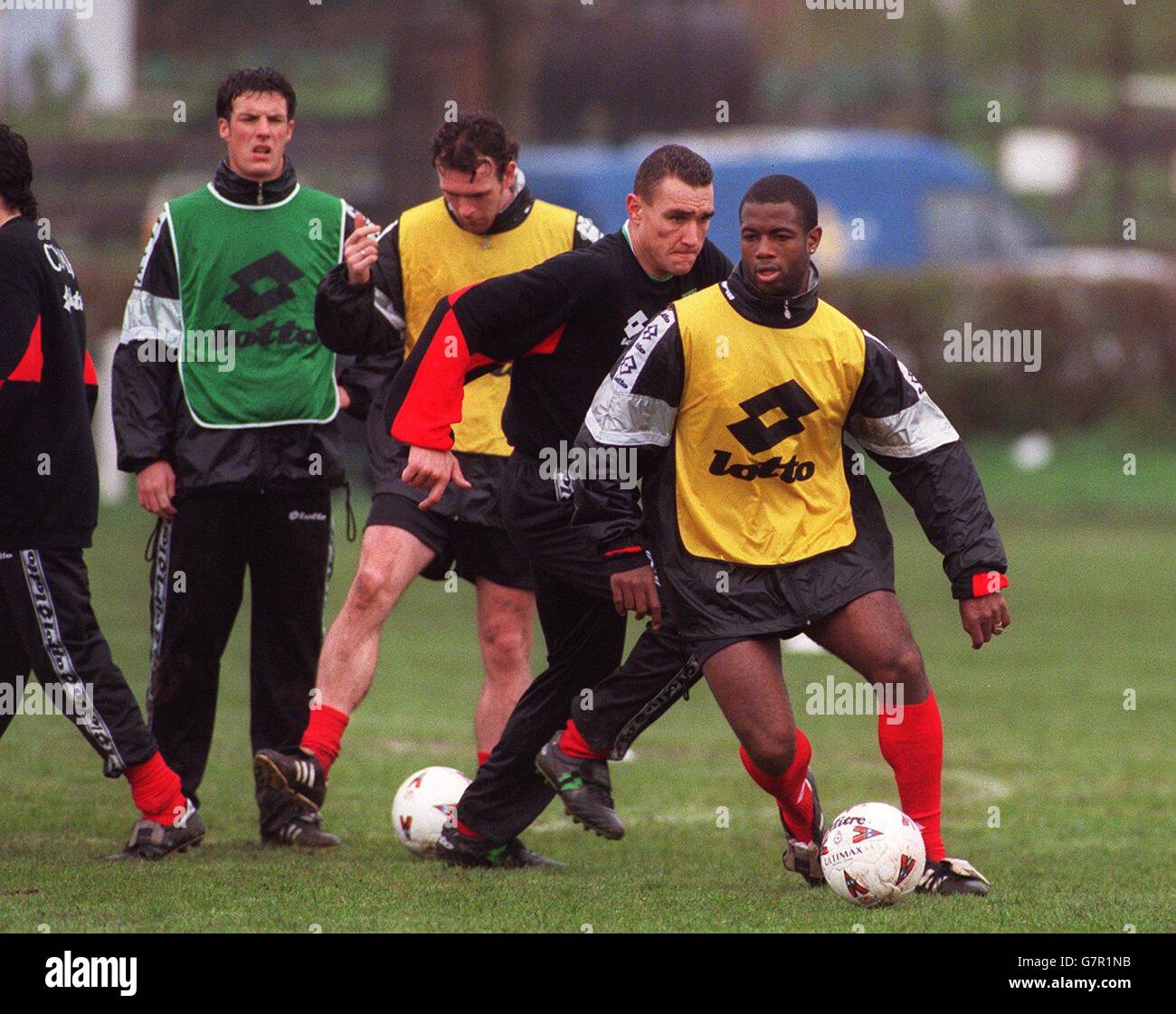 Football international. Wales Soccer Training. Nathan Blake avec Vinnie Jones lors d'une session d'entraînement Banque D'Images