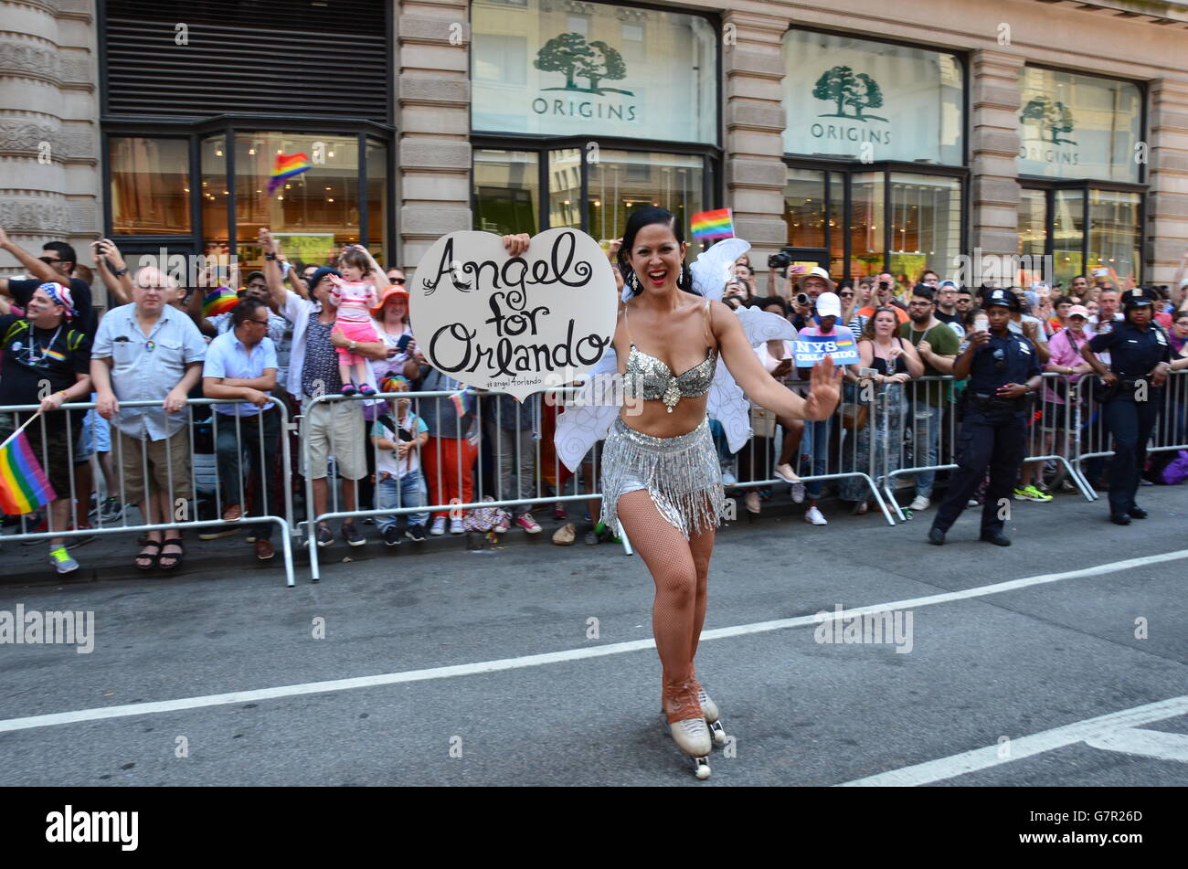 La patineuse artistique roller dans la marche de la fierté pour les victimes d'Orlando. Banque D'Images