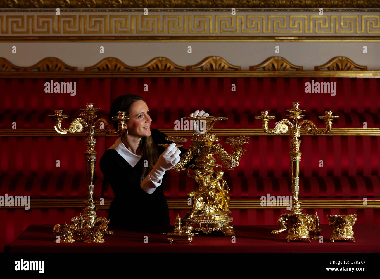 Anna Reynolds, conservatrice de l'exposition « A Royal Welcome » prépare une pièce maîtresse argentée et dorée utilisée par George IV, qui fait partie des objets utilisés aux Banquets d'État, et qui est incluse dans les expositions pendant l'ouverture estivale du Palais de Buckingham. Banque D'Images