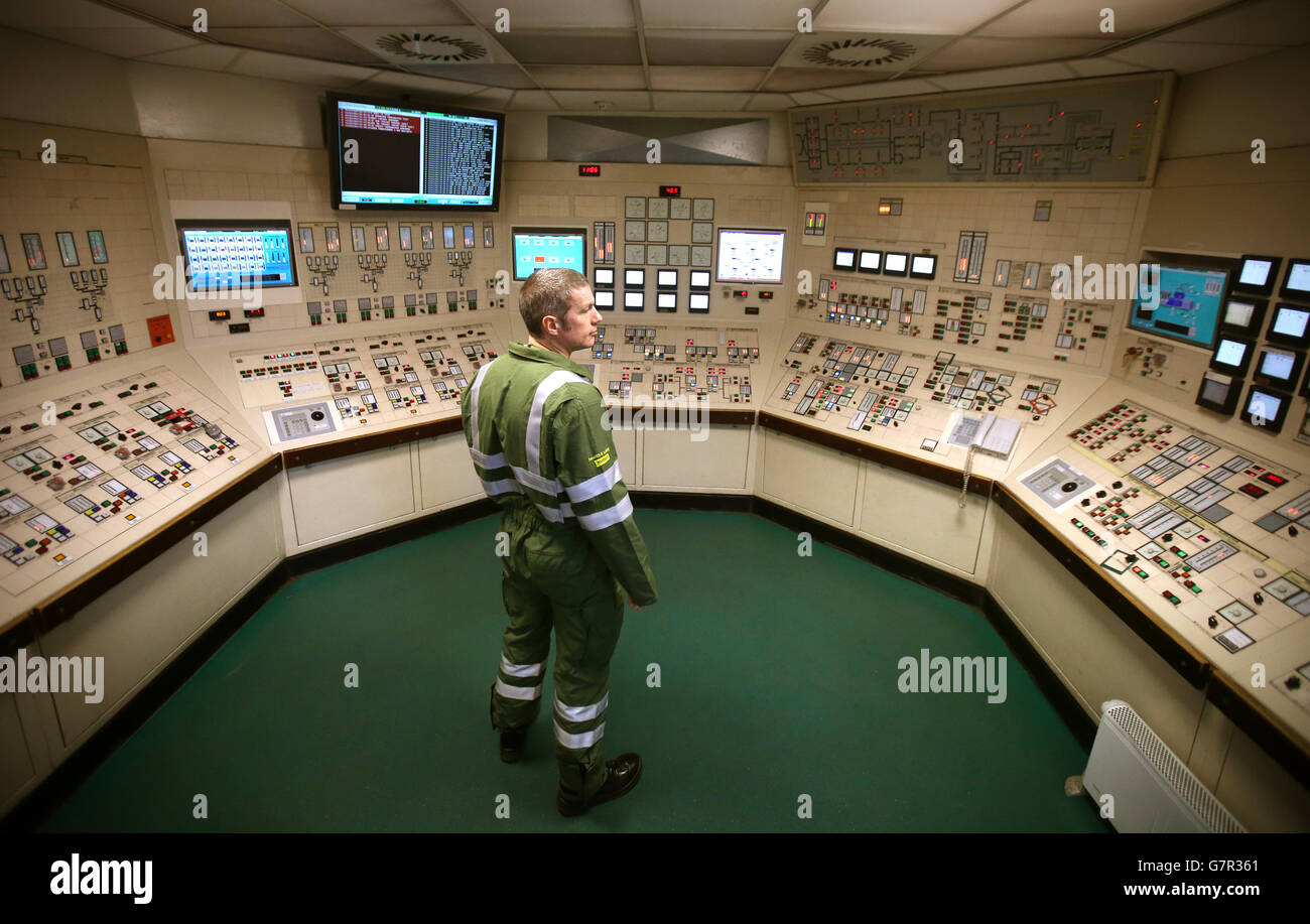 David Straigt, dans la salle de contrôle, en tant que premier ministre adjoint, John Swinney, a visité la centrale électrique de Longannet à Fife. Banque D'Images