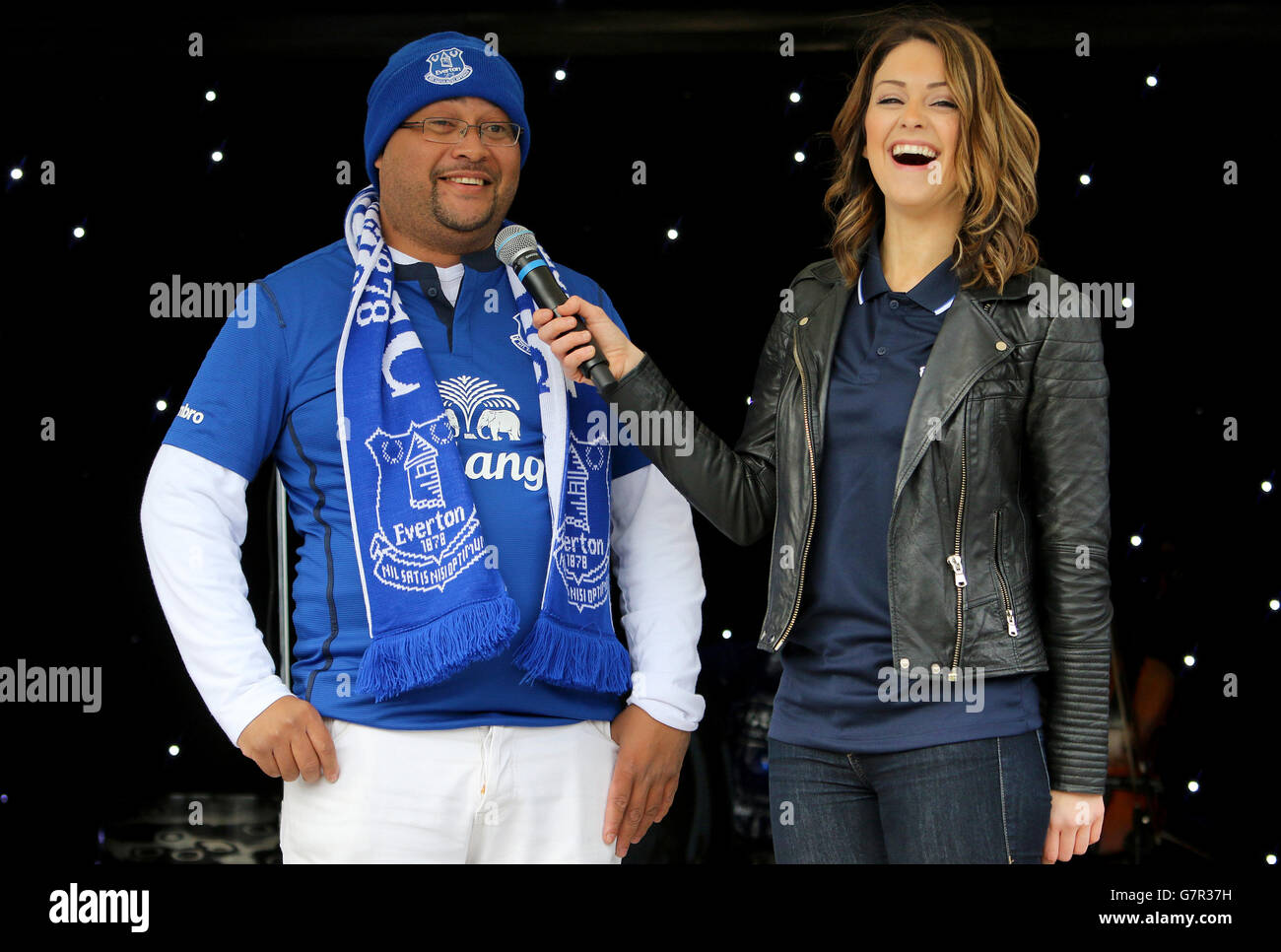 Football - Barclays Premier League - Everton / Newcastle United - Goodison Park.Jennifer Jewell sur scène avec des fans dans la zone de fans d'Everton Banque D'Images