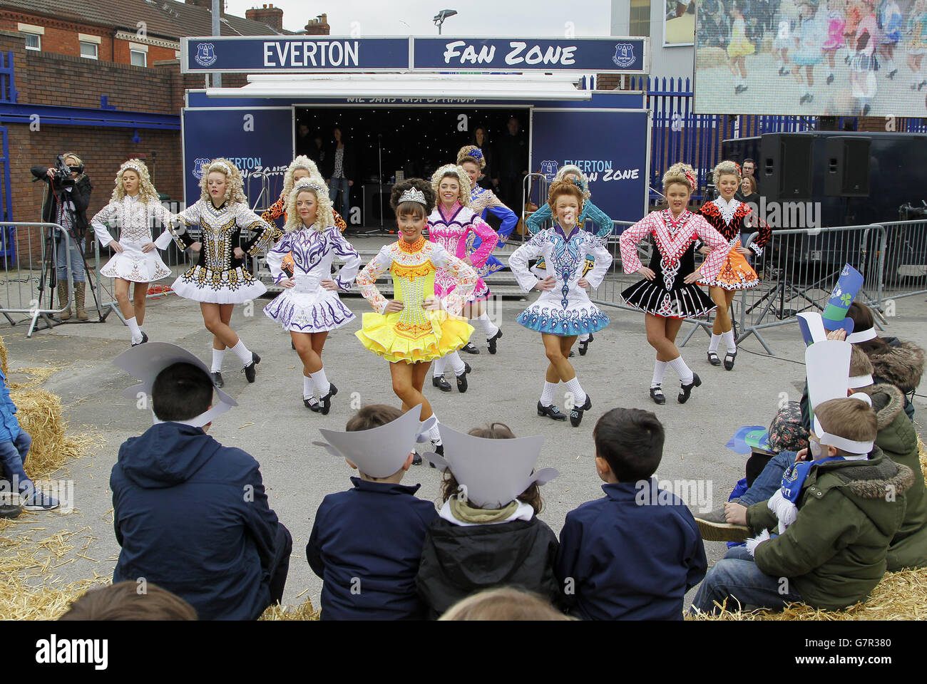 Spectacle de danse irlandaise de la King Academy dans la zone de fans d'Everton Banque D'Images