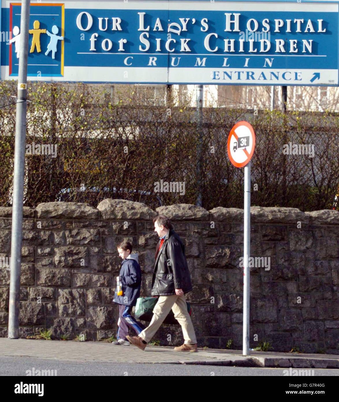 Hôpital notre-Dame pour enfants malades à Crumlin, Dublin, après un rapport sur la mort d'une fille de deux ans, Roisin Ruddle, dont la chirurgie cardiaque a été reportée, a sévèrement critiqué le principal hôpital pour enfants du pays pour son inaction dans le recrutement d'infirmières de soins intensifs.La ministre de la Santé, Mary Harney, a déclaré aujourd'hui à la Dail que les lacunes du système doivent être corrigées afin d'éviter toute répétition. Banque D'Images