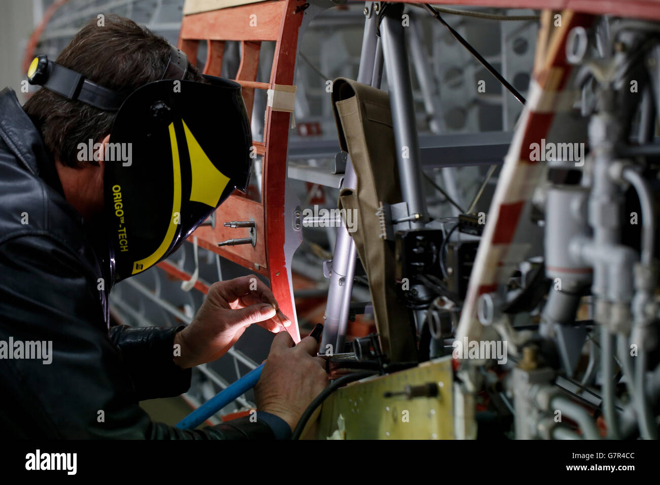 Photo non publiée précédemment datée du 18/03/15 d'un ingénieur de Hawker Restorations Ltd travaillant sur un Hawker Hurricane Mk 1 dans leur atelier de Suffolk, comme l'avion qui a été abattu en septembre 1940, Est en pleine restauration pour coïncider avec le 75e anniversaire de la bataille d'Angleterre cette année. Banque D'Images