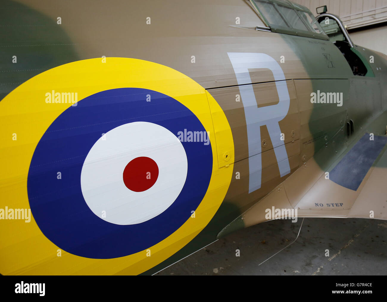 Photo non publiée précédemment datée du 18/03/15 du détail de peinture sur un Hawker Hurricane Mk 1 à Hawker Restorations Ltd, Suffolk, comme l'avion qui a été abattu en septembre 1940, subit une restauration complète pour coïncider avec le 75e anniversaire de la bataille d'Angleterre cette année. Banque D'Images