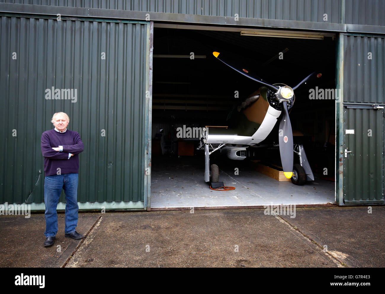 Photo de Tony Eitheridge, de Hawker Restorations Ltd, non publiée précédemment, en date du 18/03/15, à côté d'un Hawker Hurricane Mk 1 dans son atelier de Suffolk, comme l'avion abattu en septembre 1940, Est en pleine restauration pour coïncider avec le 75e anniversaire de la bataille d'Angleterre cette année. Banque D'Images