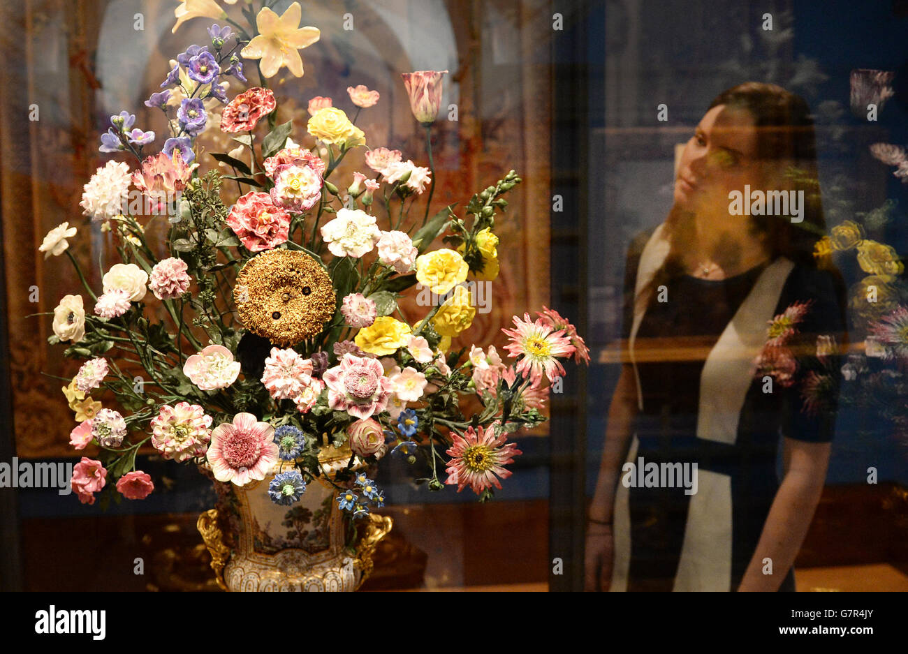 Une horloge de tournesol d'une hauteur d'un mètre, réalisée par l'usine de porcelaine de Vincennes en 1752, fait partie de l'exposition Painting Paradise: The Art of the Garden, à la Queen's Gallery de Buckingham Palace, Londres. Banque D'Images