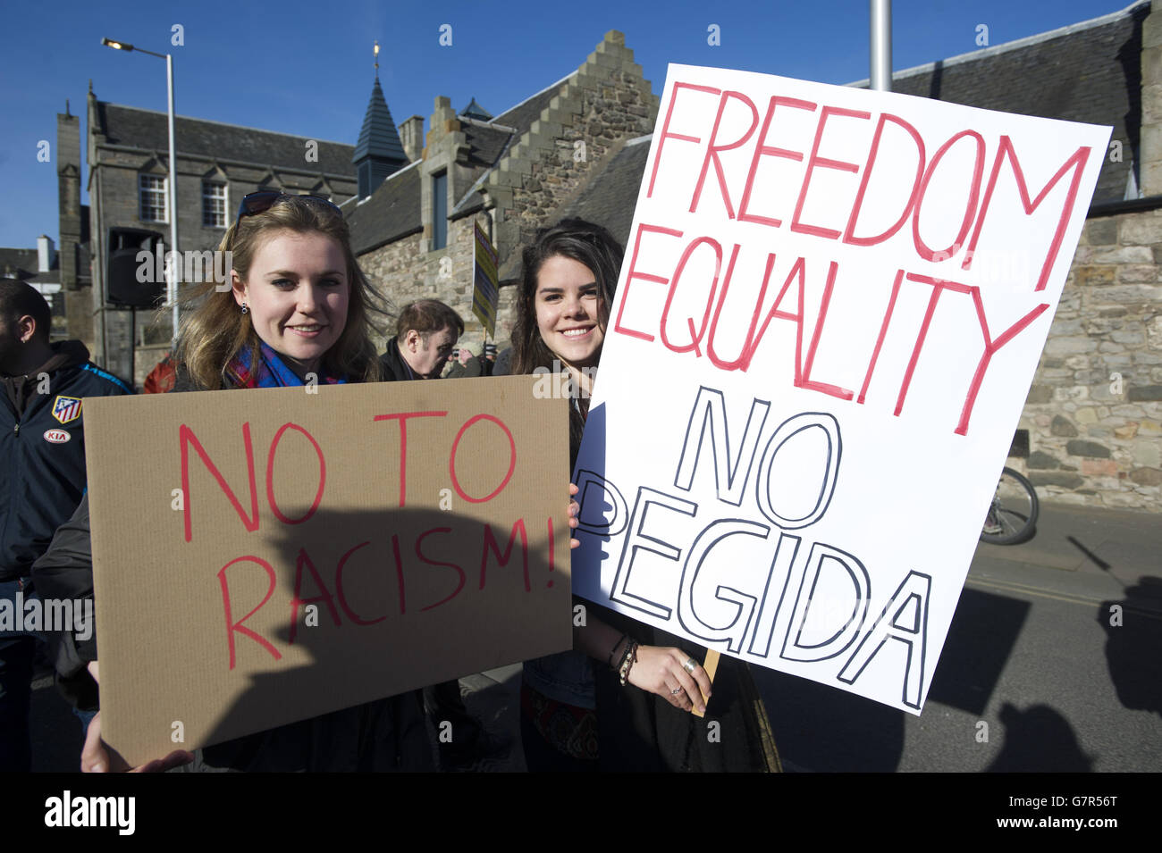 Les participants de l'UAF (United Against fascisme) défilent à Édimbourg alors qu'ils se sont réunis pour offrir une contre-manifestation au rassemblement Pegida Scotland prévu qui n'a pas eu lieu. Banque D'Images