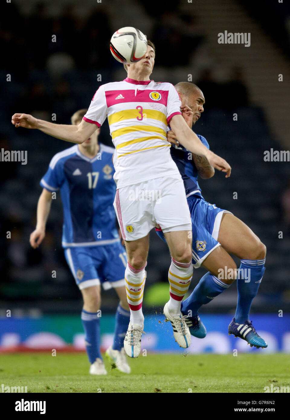 Craig Forsyth (front), en Écosse, est défié par Josh Magennis, en Irlande du Nord, lors de l'International friendly à Hampden Park, Glasgow. Banque D'Images