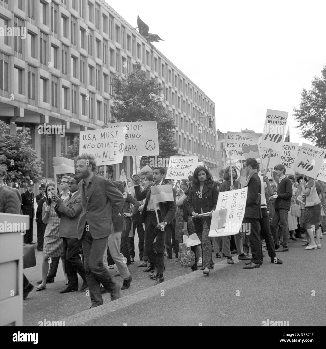 Protestation - CND Guerre du Vietnam de protestation - Ambassade Américaine, Grosvenor Square, Londres Banque D'Images