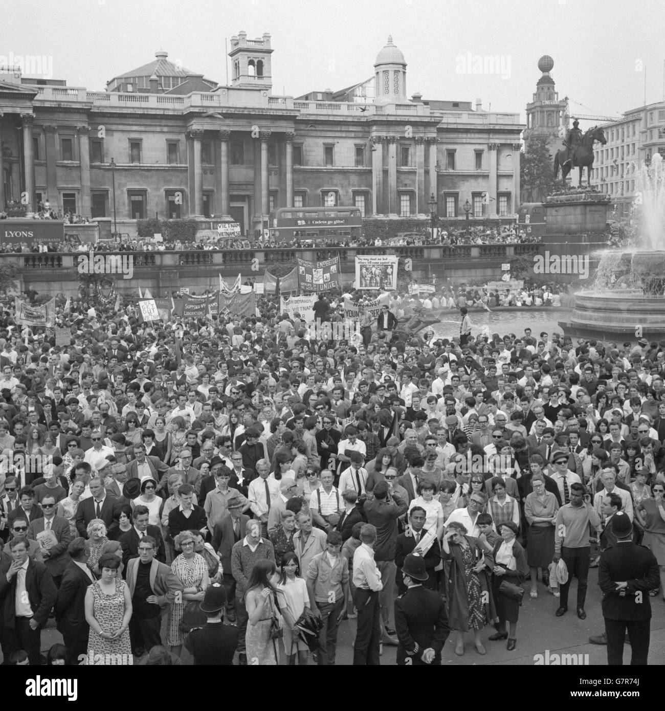 Des foules se sont rassemblées sur Trafalgar Square à Londres pour écouter des discours lorsque le Parti communiste s'y est réuni dans le cadre d'une manifestation publique contre « l'agression américaine au Vietnam ». La réunion a condamné les bombardements américains de Hanoï et Haiphong. Après la réunion, une manifestation de mars aura lieu à l'ambassade des États-Unis. Banque D'Images