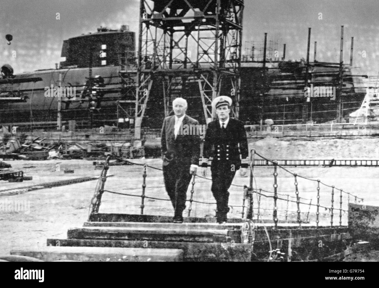 M. L. Redshaw, directeur général du Groupe de construction navale Vickers (l) et commandant Henry, C.O. Port Crew, photographié au chantier naval Vickers, Barrow in Furness, après avoir parcouru le premier sous-marin Polaris de Grande-Bretagne, HMS Resolution, vu en arrière-plan prêt pour le lancement de demain par la Reine mère. HMS Resolution, dont Keel a été déposé en février 1964, est le premier de quatre sous-marins porteurs de missiles. Banque D'Images