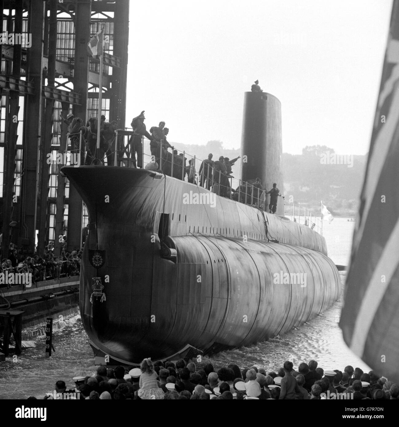 Le sous-marin de classe oberon Okanagan, construit pour la Marine royale du Canada, entre dans l'eau à son lancement depuis le chantier naval de Chatham, dans le Kent. Elle a été nommée par Mme Cadieux, épouse du ministre associé de la Défense nationale pour le Canada. Okanagan est la troisième et dernière de la série actuelle de sous-marins de classe Oberon construits pour le Canada. Elle sera prête pour le service dans environ un an. Banque D'Images