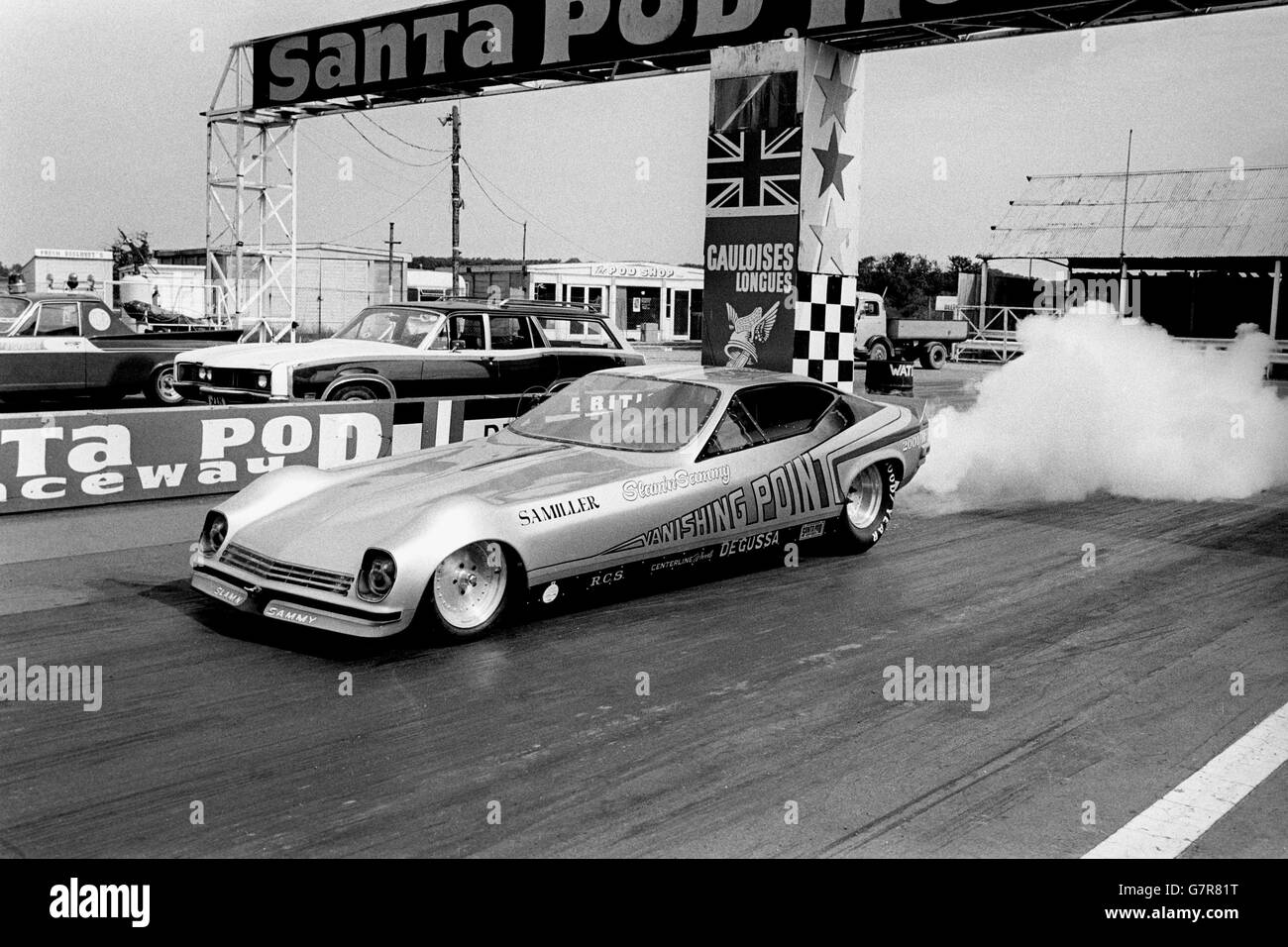 Sammy Miller, 34 ans, du New Jersey, États-Unis, au volant de sa roquette « Vanishing point » au circuit de Santa Pod, dans le Bedfordshire. Il effectue une course d'essai pour tenter de battre le record de 300 km/h. Banque D'Images