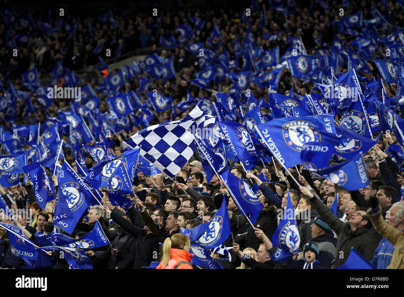 Football - Capital One Cup - finale - Chelsea / Tottenham Hotspur - Wembley  Stadium. Les supporters de Chelsea dans la foule à Wembley Photo Stock -  Alamy