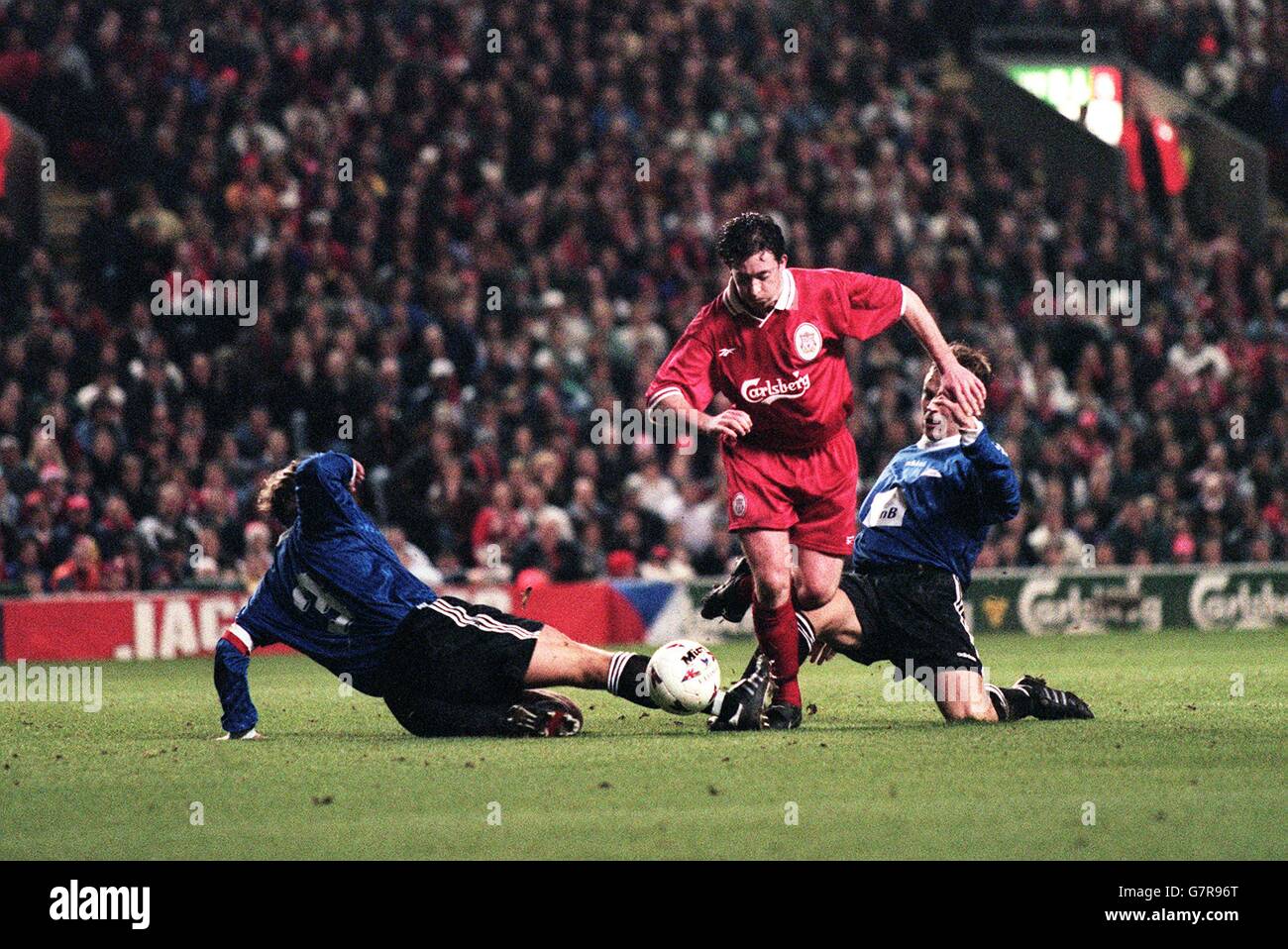 Robbie Fowler de Liverpool contrôle le ballon après la défense de Brann, seulement pour être bombardé par le capitaine Eftevaag, qui a abouti au premier but de la zone de pénalité Banque D'Images