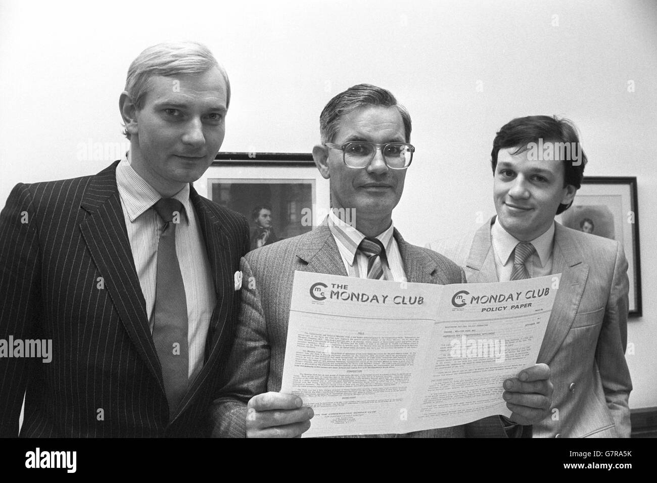 William Ross (au centre), député de Londonderry et président du comité politique du Club conservateur de lundi en Irlande du Nord, avec le vice-président du comité, Harvey Proctor (à gauche), le député de Basildon et le conseiller politique, John R Pinniger. Ils ont tenu une conférence de presse à la Chambre des communes pour lancer un nouveau document de politique. Banque D'Images