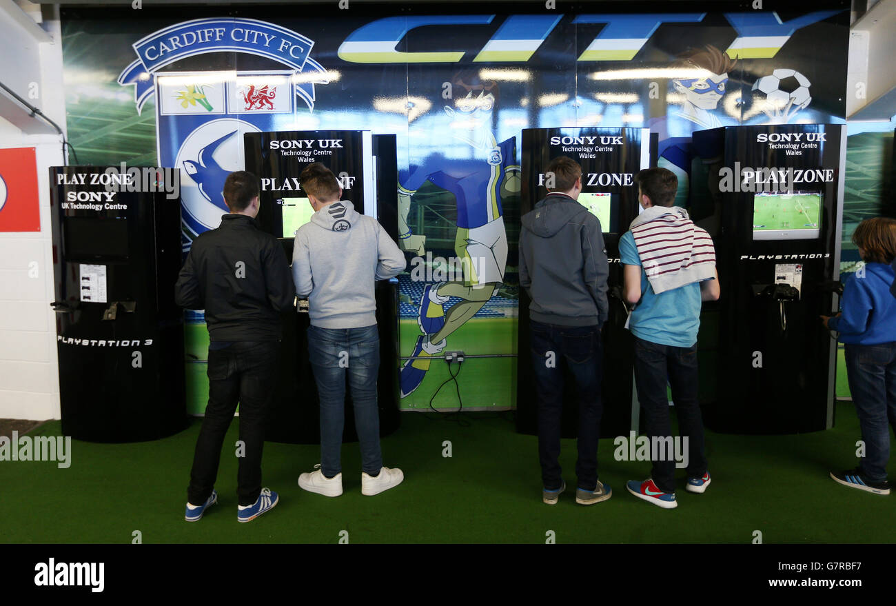 Football - Championnat Sky Bet - Cardiff City / Charlton Athletic - Cardiff City Stadium.Les jeunes fans jouent à des matchs de football PlayStation avant le lancement Banque D'Images