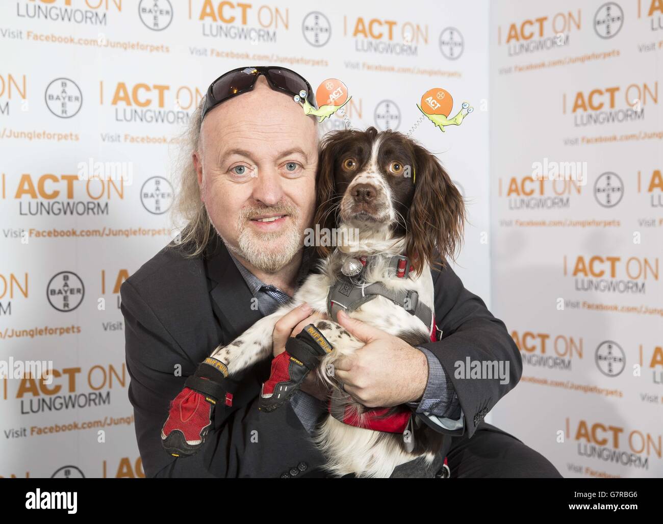 Bill Bailey avec le chien de détection de la pourriture sèche Jess au Crufts au NEC à Birmingham pour soutenir la campagne d'information sur le ver de la terre afin de sensibiliser le parasite du ver de la terre qui peut être mortel pour les chiens. Banque D'Images
