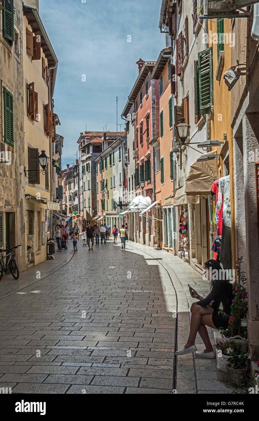 Dans la principale rue commerçante de la vieille ville de Rovinj, sur la côte d'Istrie en Croatie. Banque D'Images