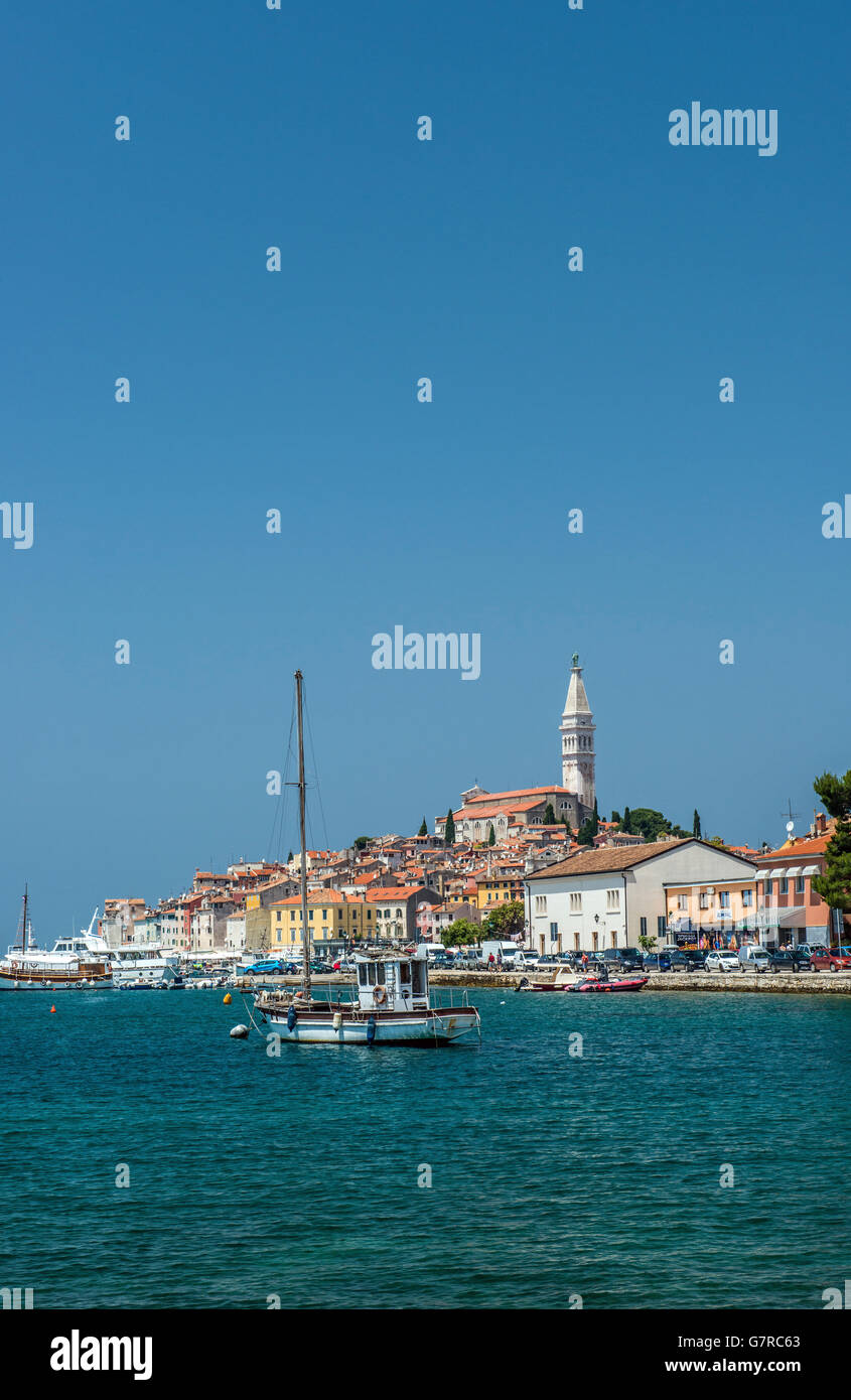 La vieille ville de Rovinj ou Rohinj sur la côte de la Croatie Istrie montrant la vieille ville et l'église, sur la mer Adriatique Banque D'Images