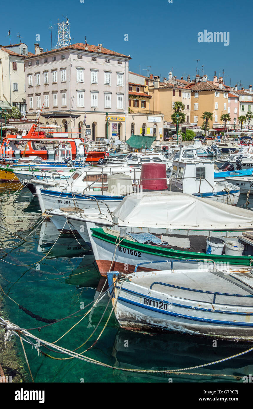 Rovinj Harbour sur la côte de la Croatie Istrie plein de bateaux amarrés Banque D'Images