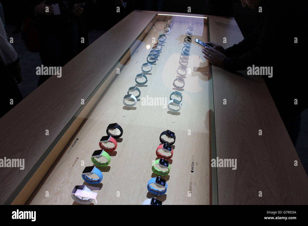 Différents styles de la nouvelle montre Apple Watch Sport exposés lors d'un événement Apple à Berlin, en Allemagne, après la présentation de nouveaux produits par la société informatique. Banque D'Images