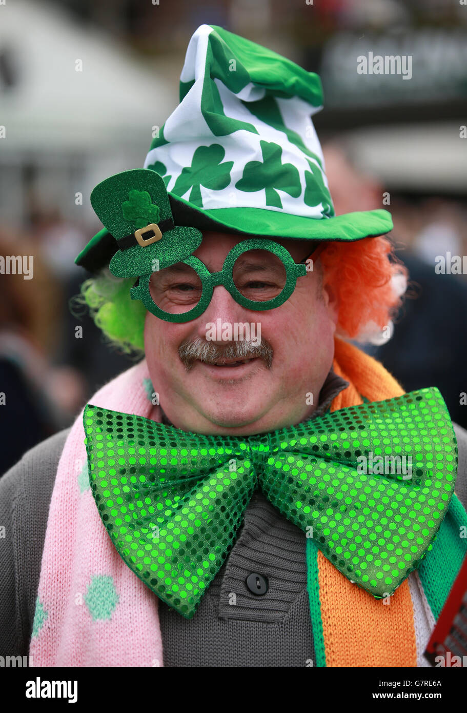 Albert Matlock portant un foulard, un papillon vert géant et un chapeau  humoristique, une perruque et des lunettes à l'occasion de la St Patrick,  pendant le Cheltenham Festival à l'hippodrome de Cheltenham