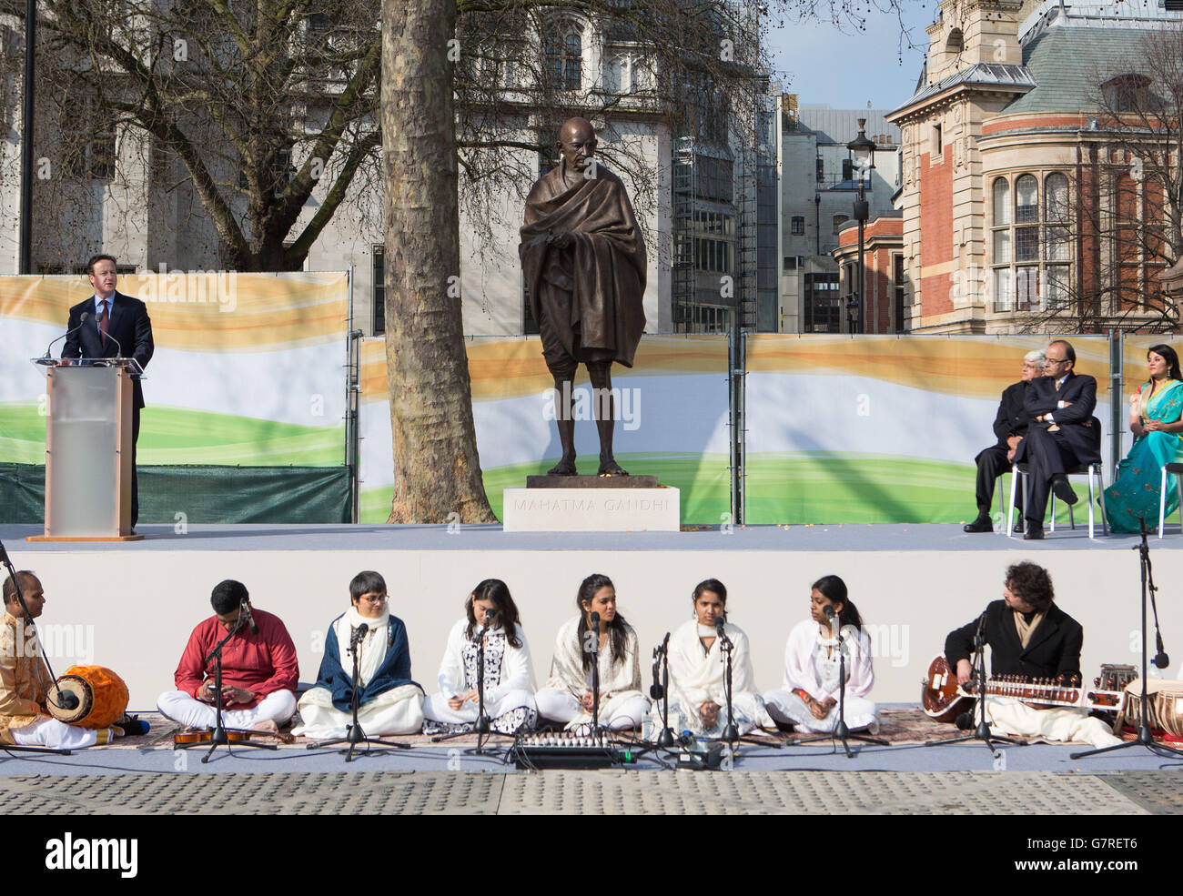 Le Premier ministre David Cameron prononce un discours lors du dévoilement de la statue du Mahatma Gandhi sur la place du Parlement, à Londres. Banque D'Images