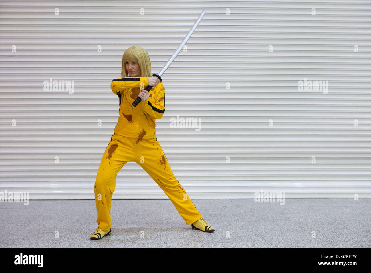 Un fan de bande dessinée vêtu de la mariée des films Kill Bill au London Super Comic Convention à Excel, Londres. Banque D'Images